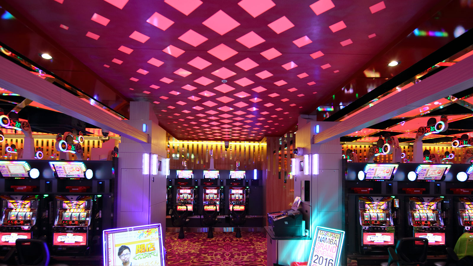 Maruhan Namba interior